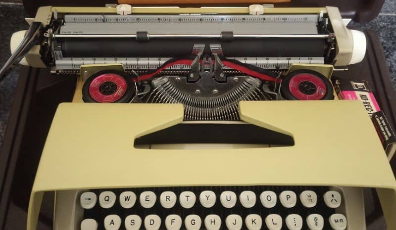 New VTG Smith Corona Galaxie 12 Typewriter 8