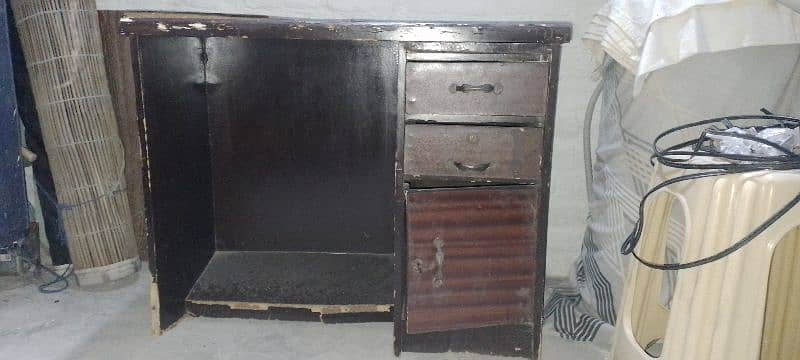 Computer Table available for sale 0