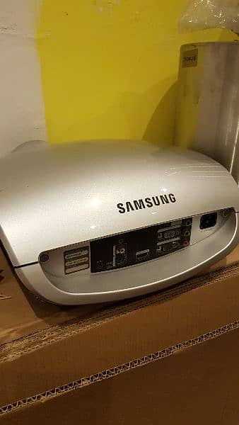Samsung SP-D400 DLP Projector (3000:1, 4000 ANSI Lumens, 1024x768 XGA) 2