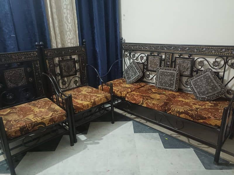 5 SEATER IRON SOFA SET IN GOOD CONDITION 0