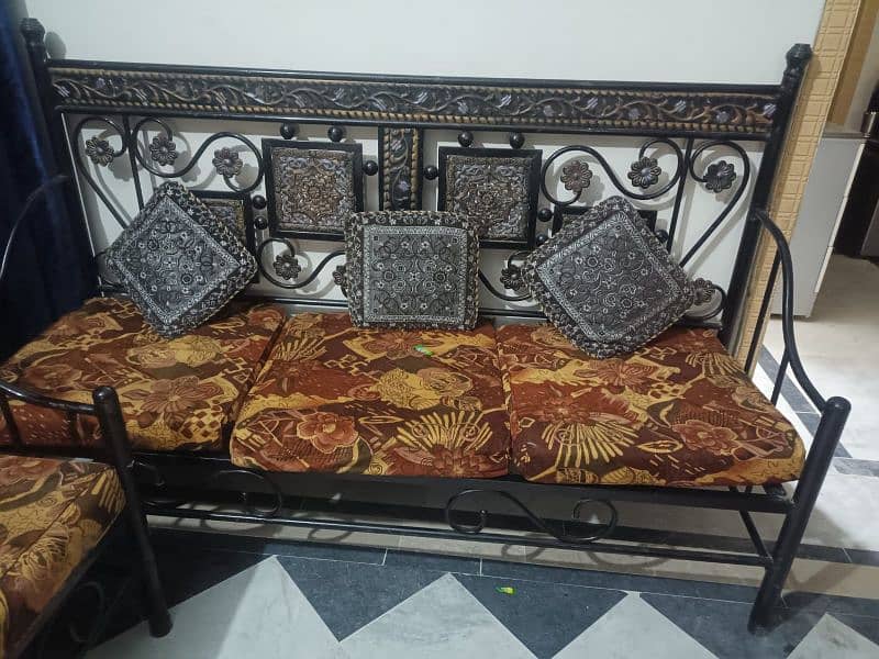 5 SEATER IRON SOFA SET IN GOOD CONDITION 1