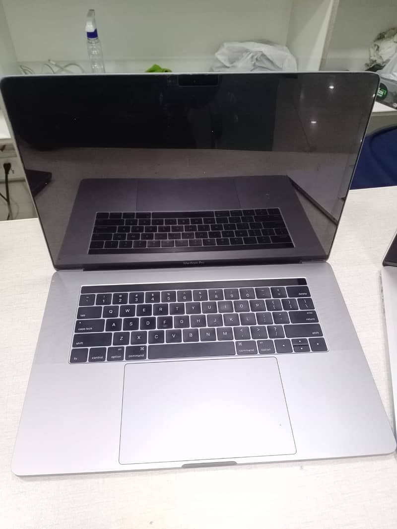 2015 Apple MacBook Pro with intel i7 15-inch 0