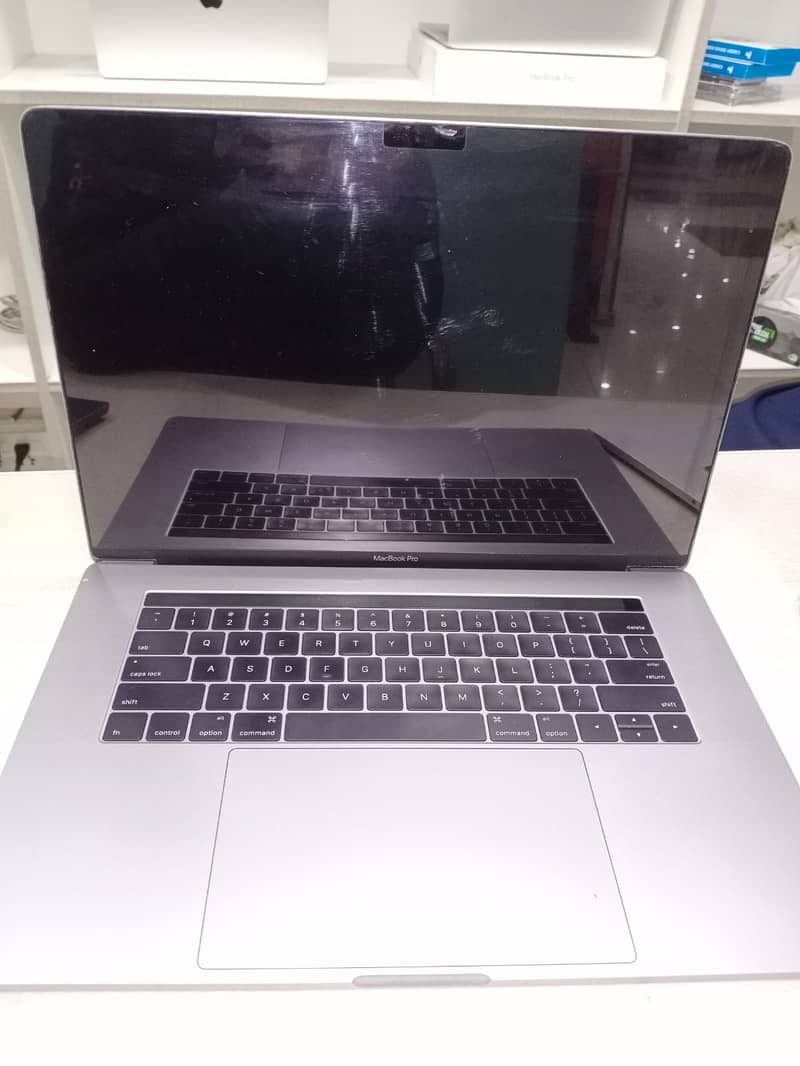 2015 Apple MacBook Pro with intel i7 15-inch 1