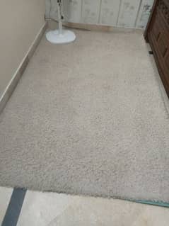 hand maded centere piece neat and clean rug