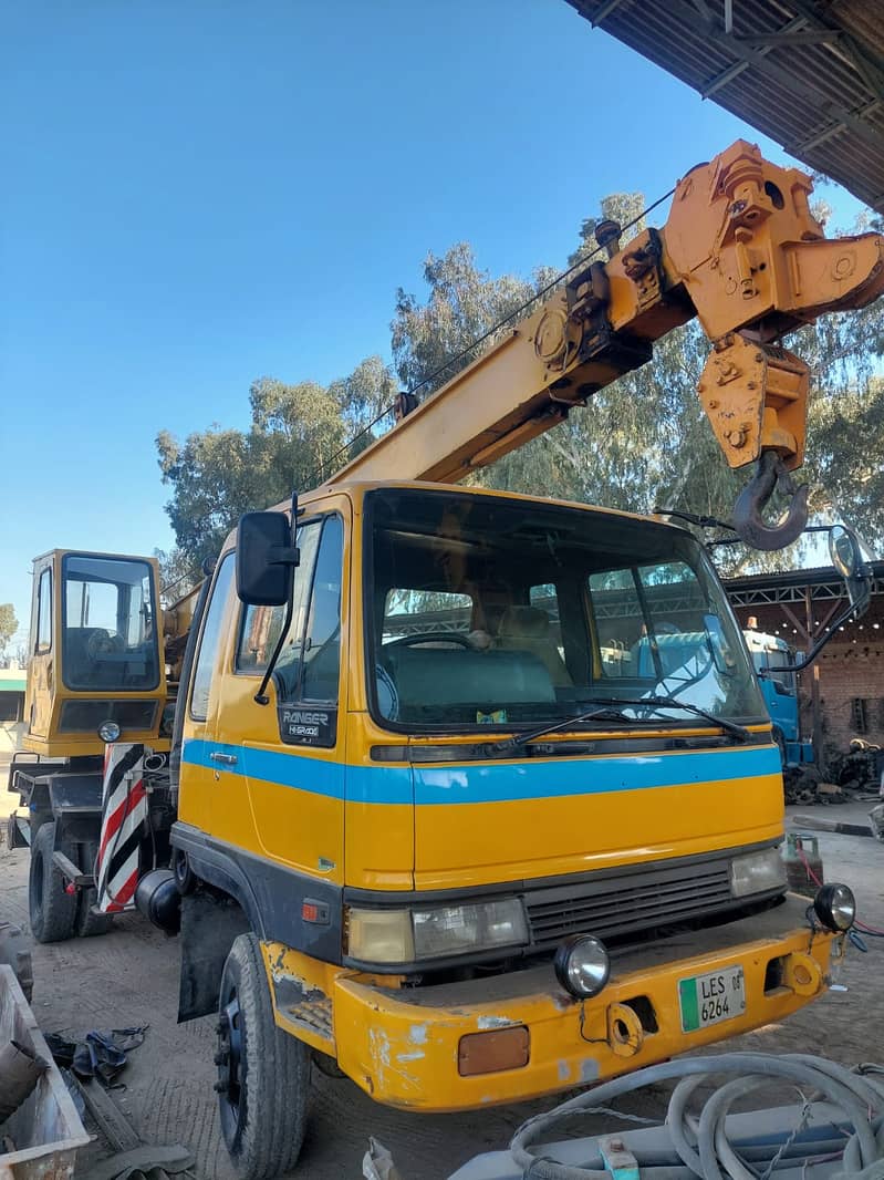 Cranes and Lifter for rental service 10