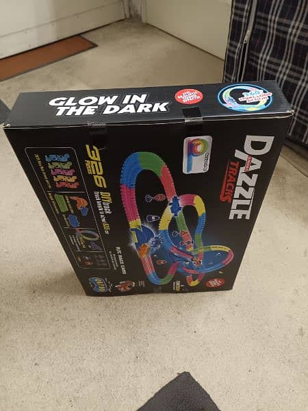 Dazzle glow in dark car racing track with 02 cars included in box 2