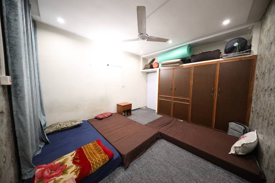 Comfortable and Affordable Hostel Accommodation in Model Town, Lahore 1