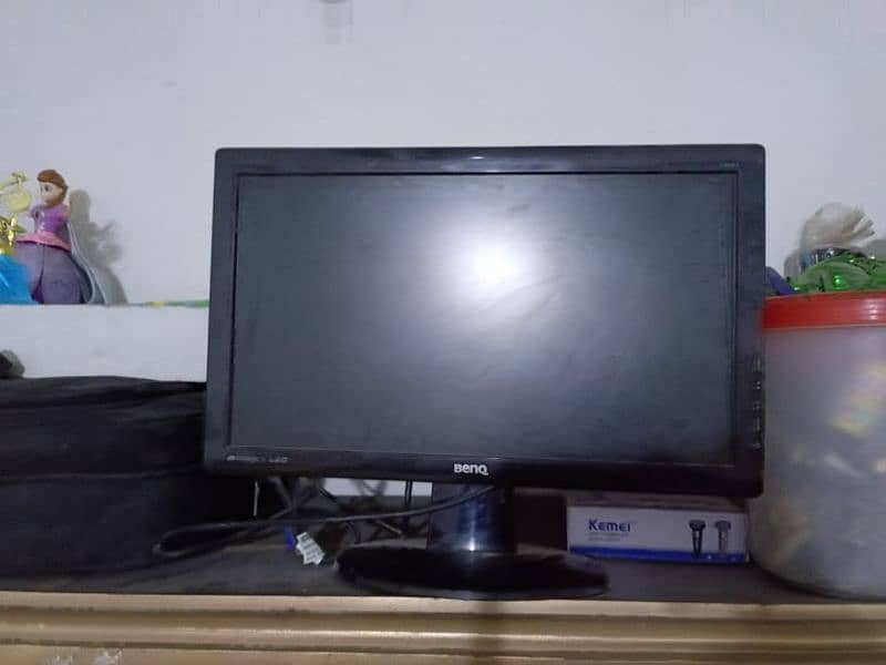 2 x laptop and 1 lcd for urgent sale 5