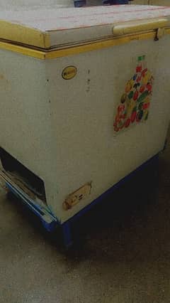 waves deep freezer good condition with stand 0