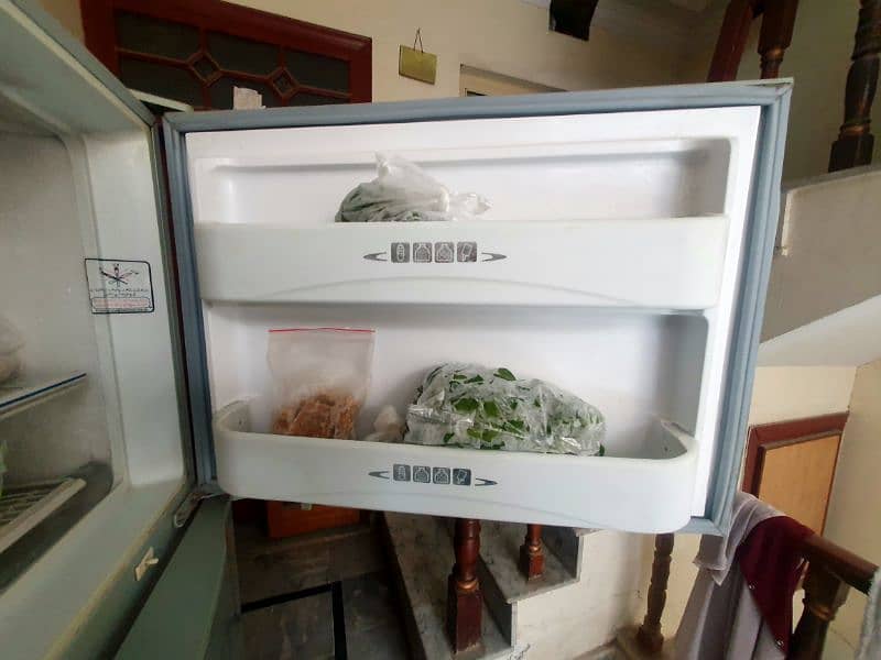 dawlance fridge full size signature series in excellent condition 4