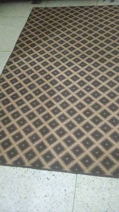 golden brown coular rug with futmat 0