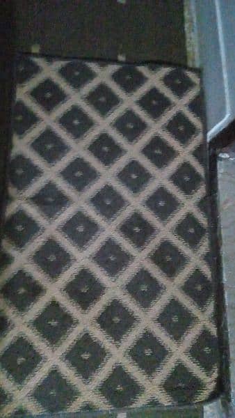 golden brown coular rug with futmat 2