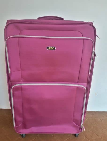 luggage bags/trolly bags with 4 wheels, imported from UAE 6
