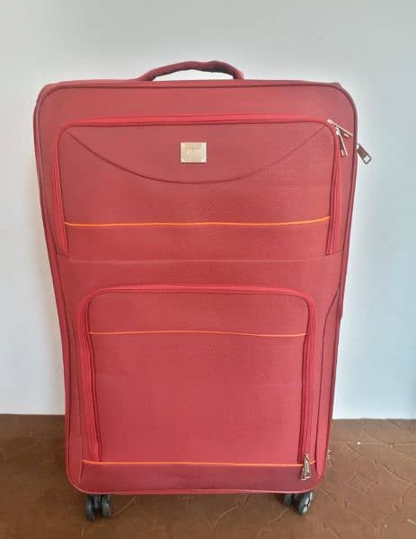 luggage bags/trolly bags with 4 wheels, imported from UAE 8