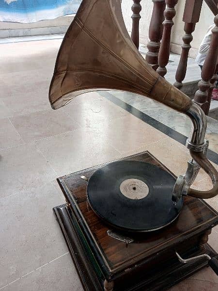 antique gramophone 2