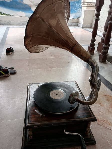 antique gramophone 3