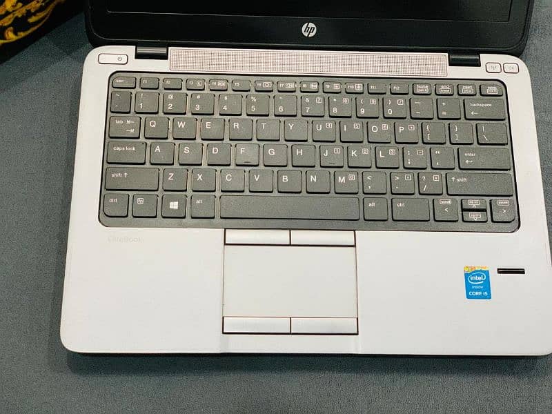HP EliteBook 820 2