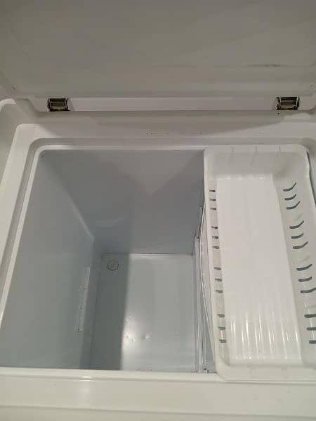 Dawlance deep freezer ( good condition) 3