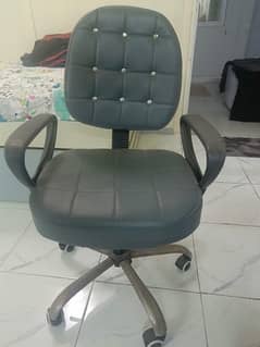 revolving shair for office use in very good condition