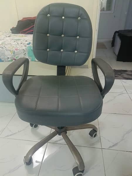 revolving shair for office use in very good condition 0