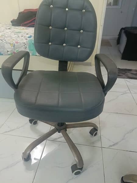 revolving shair for office use in very good condition 1