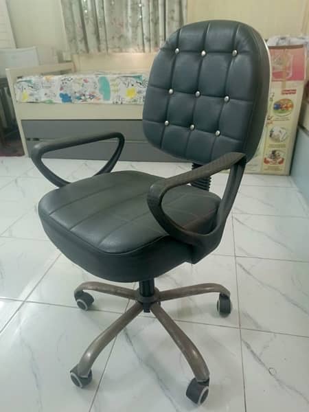 revolving shair for office use in very good condition 2