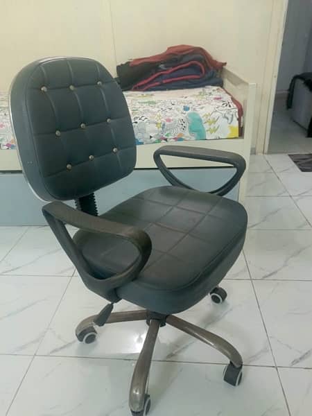 revolving shair for office use in very good condition 3