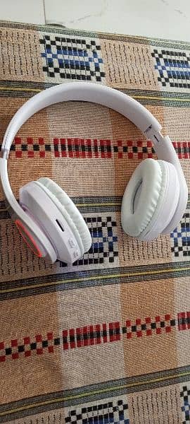 b39 headphones 1