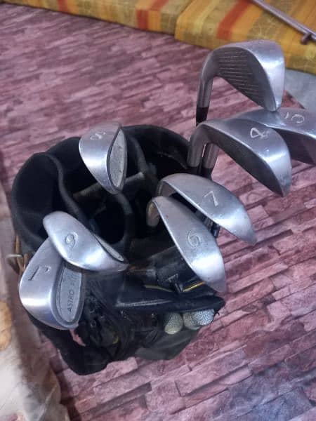 that is good condition and have three original golf balls i 1