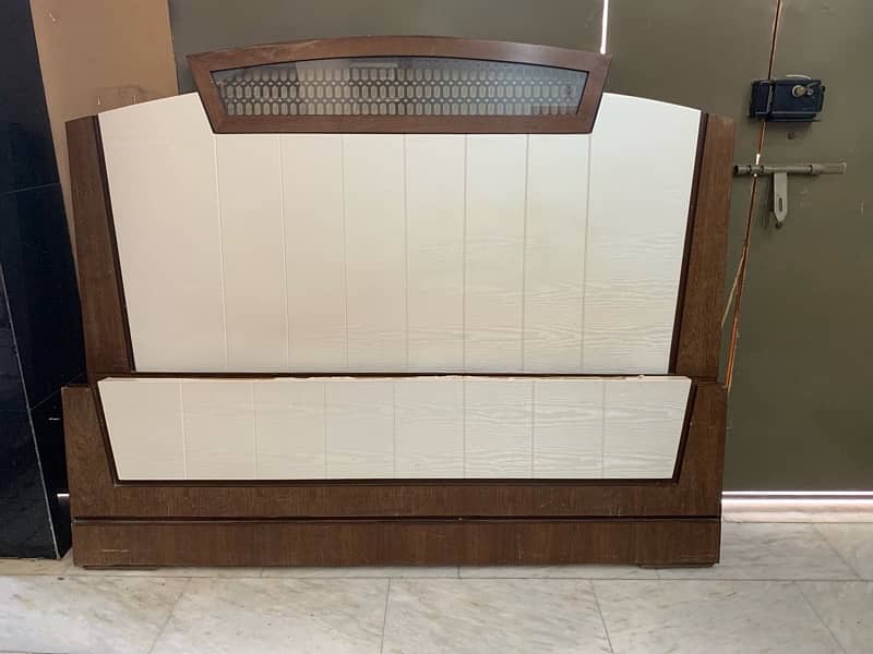 Complete Bed Set Good Condition (Bed, Showcase, Dressing Table) Sale 1