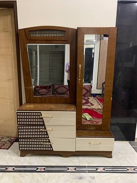 Complete Bed Set Good Condition (Bed, Showcase, Dressing Table) Sale 2
