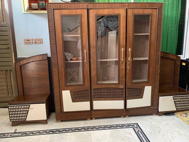 Complete Bed Set Good Condition (Bed, Showcase, Dressing Table) Sale 7