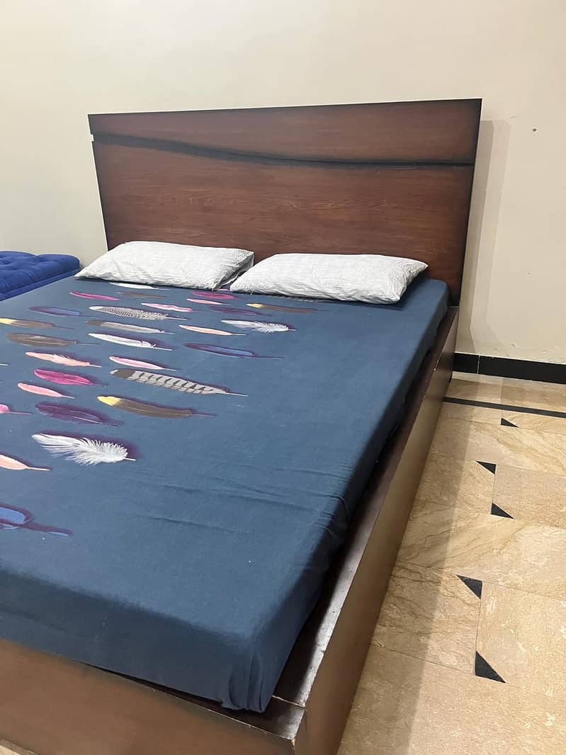 Queen size bed for sale 2