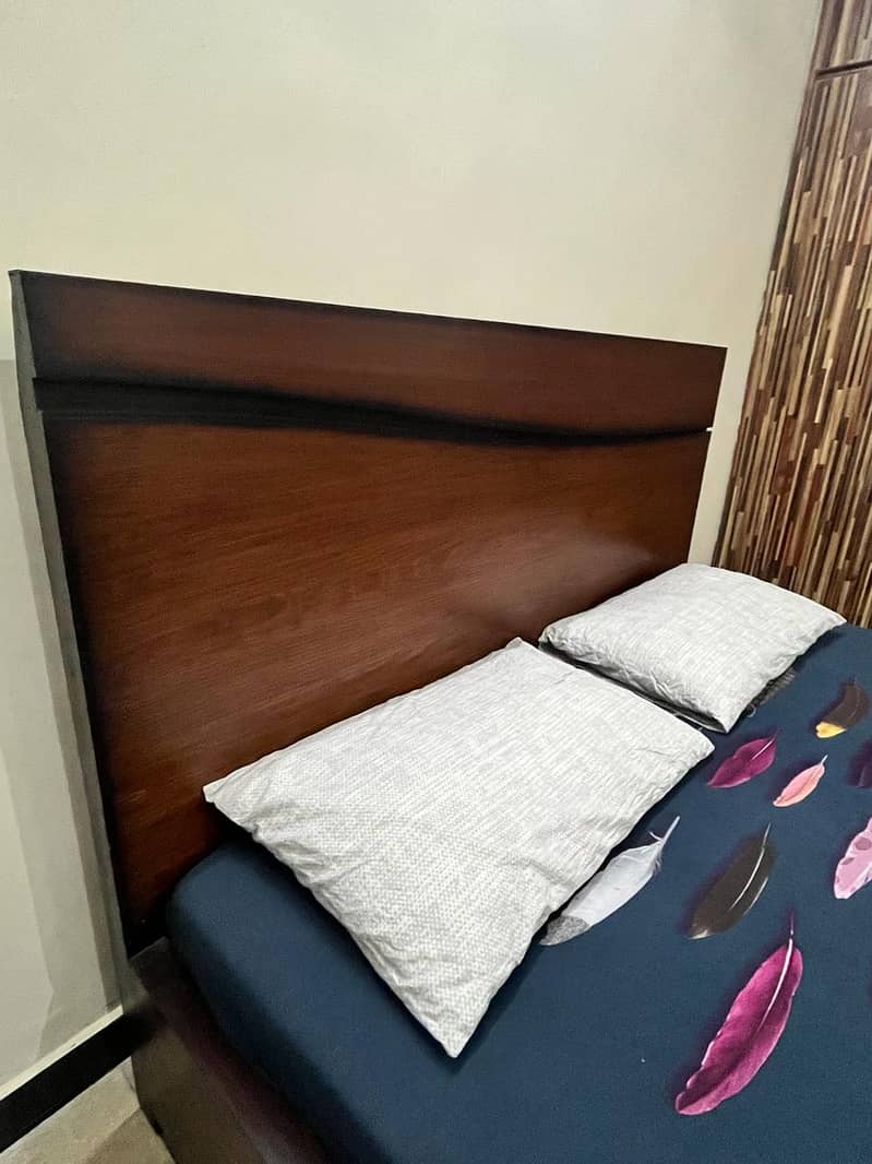 Queen size bed for sale 3