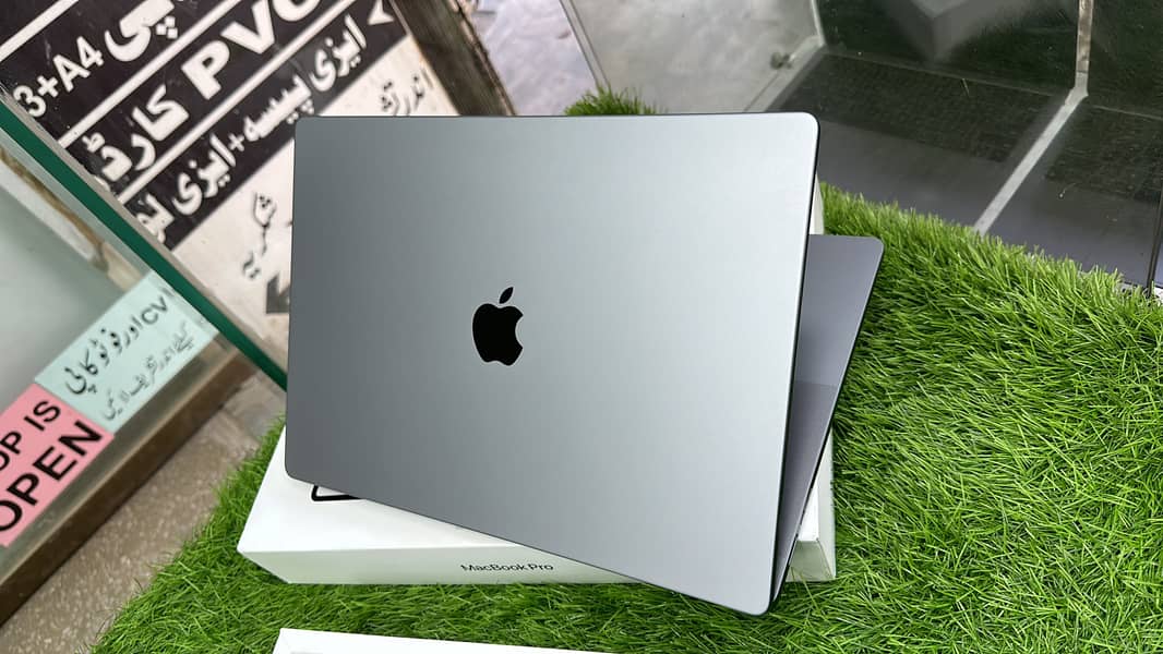 MacBook Pro 16 inch M2 Ram 16 SSD 512 Excellent Condition 1