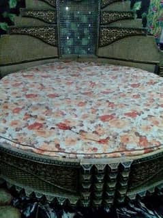 beauitful round bed 0