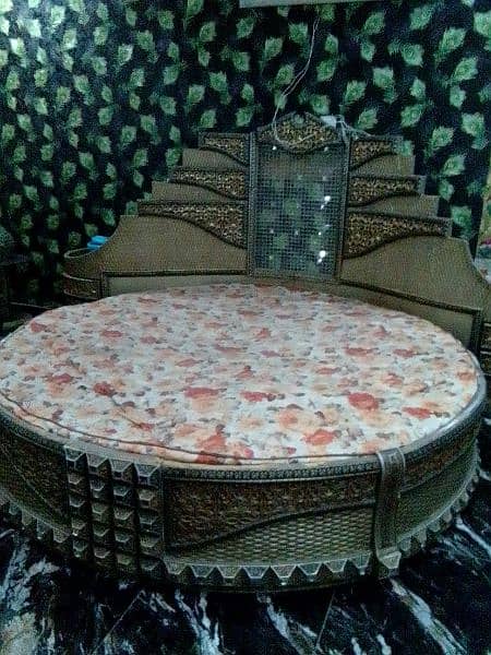 beauitful round bed 3