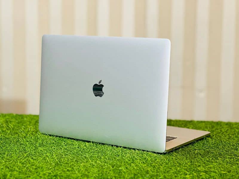 MacBook Pro Core i9, 2019, 16 inch UHD Display, 32GB ram 512 GB SSD 4