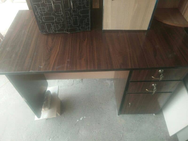 new high quality office table for computer available in store 3