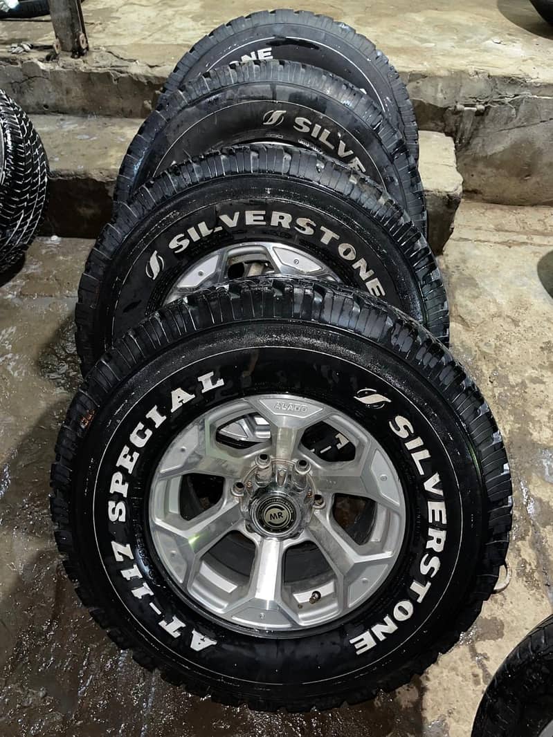 Jeep tyres monster look with expensive rims 0
