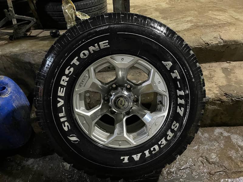 Jeep tyres monster look with expensive rims 4
