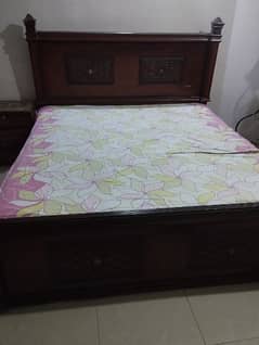 BED WITH MATTRESS AND ONE SIDE TABLE