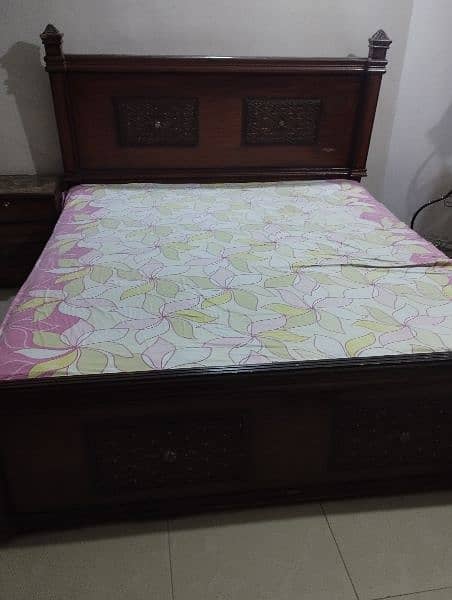 BED WITH MATTRESS AND ONE SIDE TABLE 0