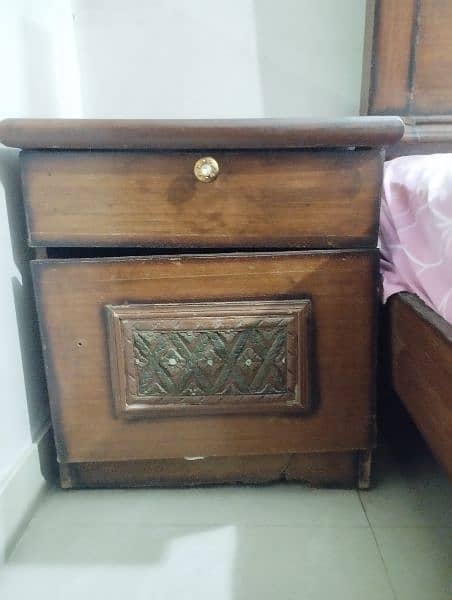 BED WITH MATTRESS AND ONE SIDE TABLE 1