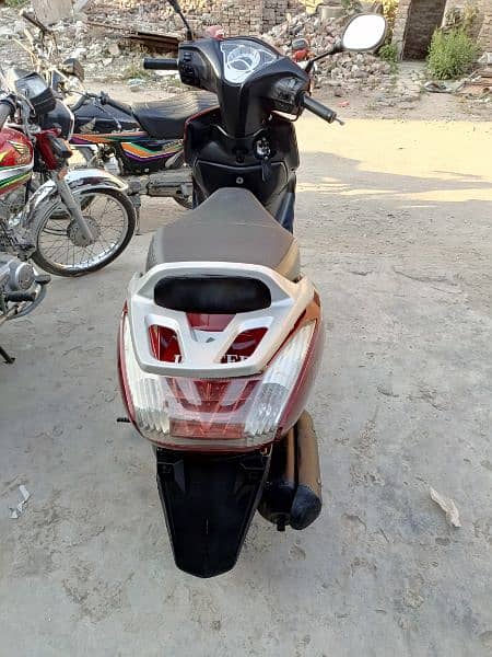 united scooty available contact at**03004142432** 11