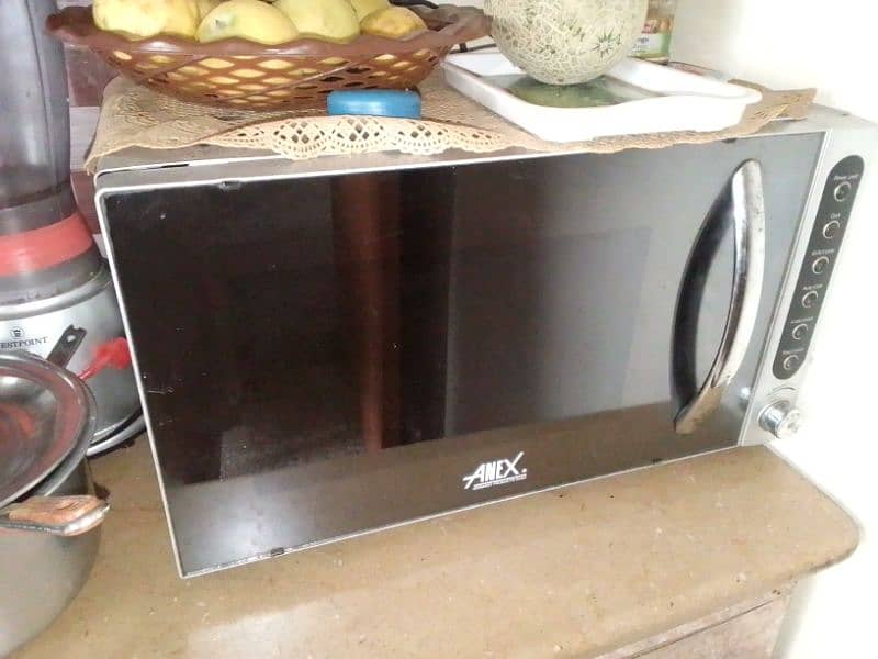 Microwave oven bht achi condition bht Kam use hua WA h ok h aik dum 0