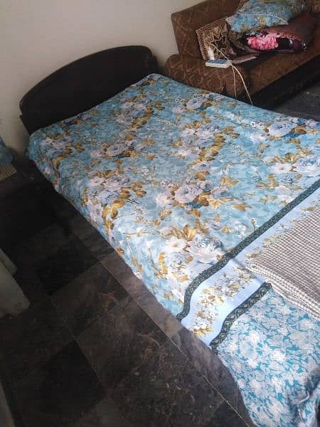 single bed set in good condition is for sale i. mint condition 0