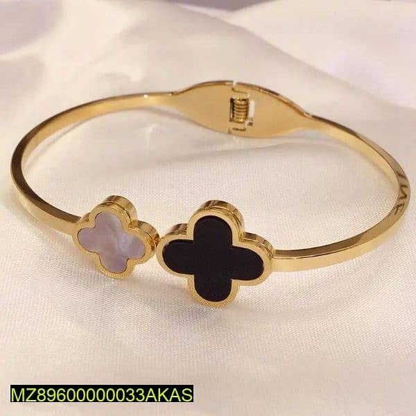Gold -plated clover shaped bracelet 1