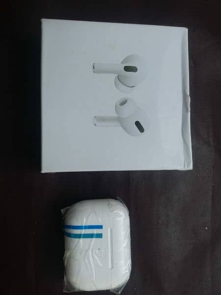 Apple AirPods pin packed 1