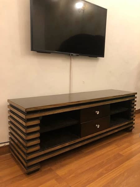 10/10 CONDITION TV CONSOLE FOR SALE 0